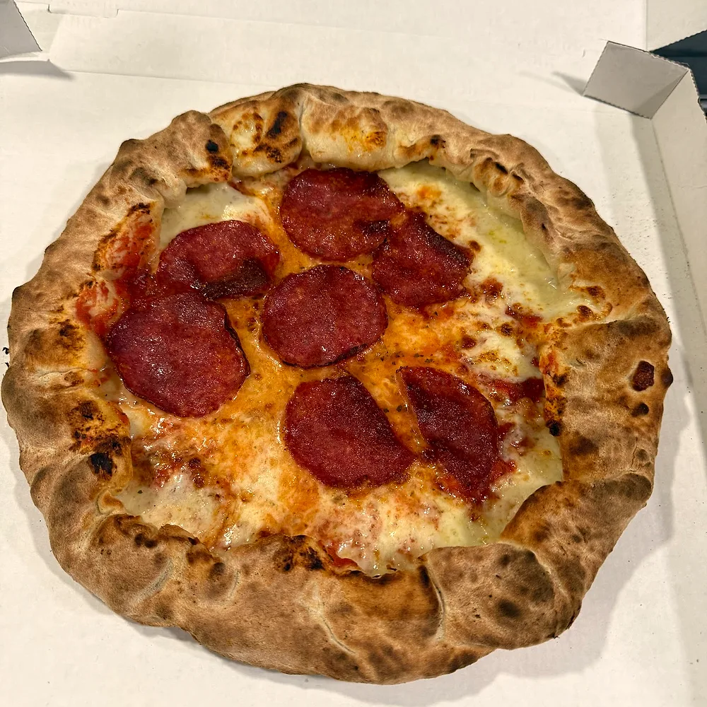 Puffiger, luftiger Pizzarand vom hausgemachten Teig
